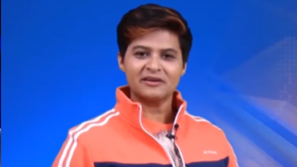अपर्णा लड़कियों को सेल्फ डिफेंस की ट्रेनिंग देती हैं. (फोटो- फेसबुक) Aparna Rajawat