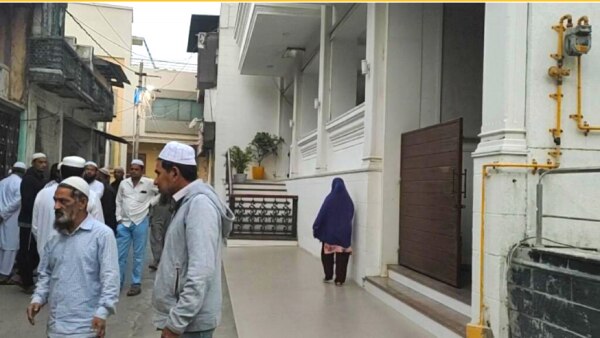 अहमद पटेल के निधन की सूचना के बाद भरूच में लोग. Bharuch