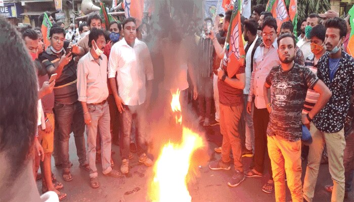 प्रदर्शन करते बीजेपी के कार्यकर्ता प्रदर्शन करते बीजेपी के कार्यकर्ता