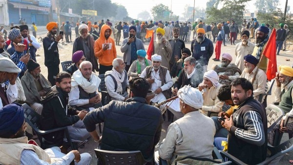 दिल्ली के सिंधु बॉर्डर पर बैठे किसान. फोटो- PTI Farmers Sindhu Border