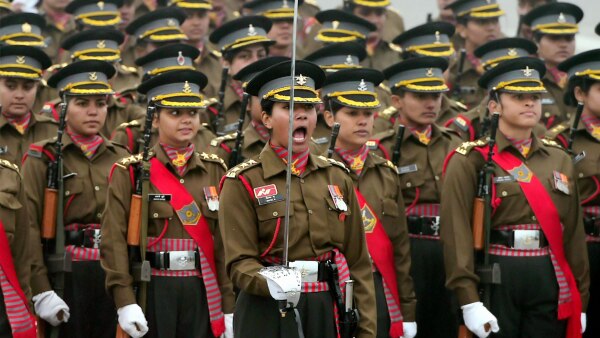 इंडियन आर्मी ने सुप्रीम कोर्ट के आदेश के बाद महिलाओं को परमानेंट कमीशन देने का फैसला किया. (फोटो- PTI) Indian Army