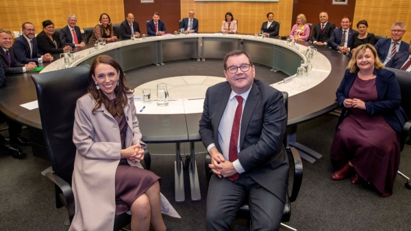 जेसिंडा अर्डर्न अपनी नई टीम के साथ. (फोटो- PTI) Jacinda Ardern