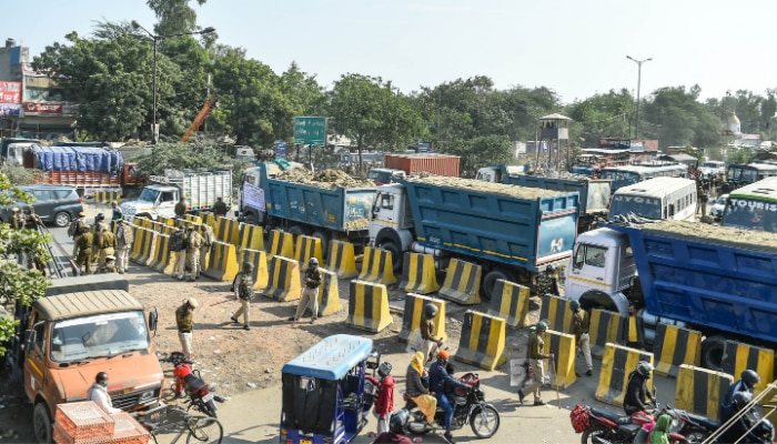 राजधानी दिल्ली की सीमाएं इस तरह बड़े-बड़े पत्थर रखकर, बैरिकेड्स लगाकर सील की गई हैं. (फोटो- PTI) Kisan 66