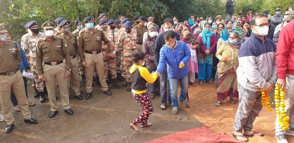 अपने पिता को आखिरी विदाई देती मौली. (तस्वीर: आज तक) Mauli Rakesh Dobhal Daughter 5