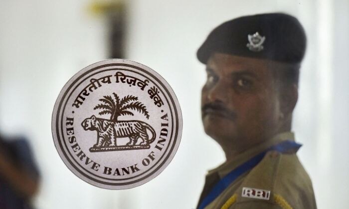 RBI ने बीते सप्ताह लक्ष्मी विलास पर मोरेटोरियम लगा दिया था. (तस्वीर: PTI) RBI ने बीते सप्ताह लक्ष्मी विलास पर मोरेटोरियम लगा दिया था. (तस्वीर: PTI)