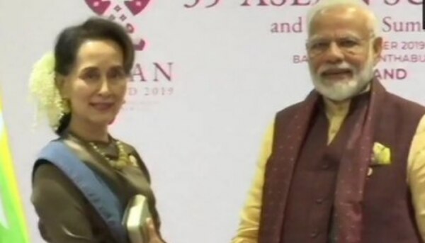 प्रधानमंत्री नरेंद्र मोदी के साथ आंग सान सू की. (तस्वीर: ANI) Untitled Design 2020 11 13t200626.261