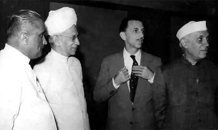 तस्वीर 28 अक्टूबर, 1958 की है. एस के पाटिल, सर्वपल्ली राधाकृष्णन, जेआरडी टाटा और जवाहर लाल नेहरू की. (तस्वीर: PIB) तस्वीर 28 अक्टूबर, 1958 की है. एस के पाटिल, सर्वपल्ली राधाकृष्णन, जेआरडी टाटा और जवाहर लाल नेहरू की. (तस्वीर: PIB)