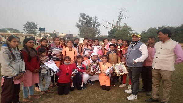 पुरस्कार लेने के बाद अपनी पूरी टीम के साथ अजीजपुर प्राथमिक विद्यालय की छात्राएं पुरस्कार लेने के बाद अपनी पूरी टीम के साथ अजीजपुर प्राथमिक विद्यालय की छात्राएं