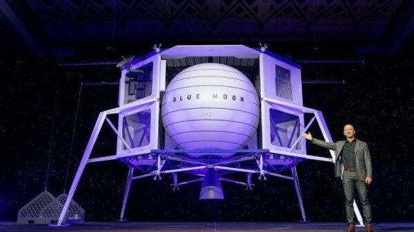 अपने प्रोजेक्ट के साथ जेफ़ बेज़ोस. (तस्वीर: ट्विटर) Bezos Blur Origin Blue Moon