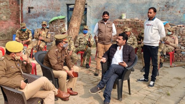 पुलिस से बात करते हुए चंद्रशेखर. Chandrashekhar