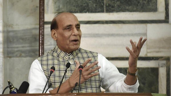 रक्षा मंत्री राजनाथ सिंह सीट के साथ सदन भी बदलते रहे हैं. रक्षा मंत्री राजनाथ सिंह सीट के साथ सदन भी बदलते रहे हैं.
