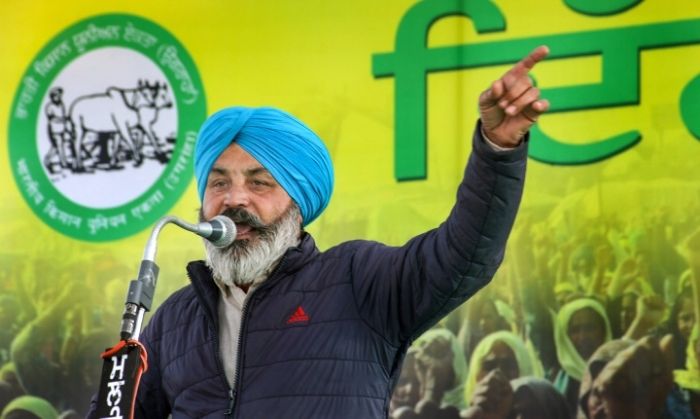 किसानों का अब तक प्रोटेस्ट मंज़िल न पाया हो पर सफल ज़रूर कहा जाएगा. ऐसे में क्या हिंसा से इसे असफल करने का प्रयास किया जा रहा है. (तस्वीर: PTI) किसानों का अब तक प्रोटेस्ट मंज़िल न पाया हो पर सफल ज़रूर कहा जाएगा. ऐसे में क्या हिंसा से इसे असफल करने का प्रयास किया जा रहा है. (तस्वीर: PTI)