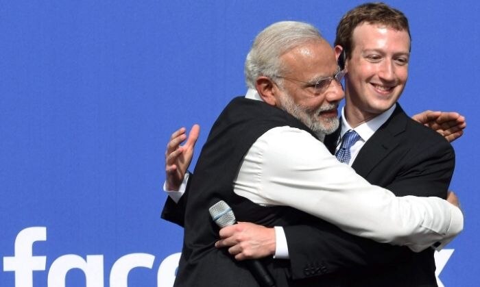 तस्वीर 27 सितंबर, 2015 की है. मोदी और मार्क ज़करबर्ग की. कैलिफ़ोर्निया में FB के हेड क्वार्टर में. (PTI/सुभव शुक्ला) तस्वीर 27 सितंबर, 2015 की है. मोदी और मार्क ज़करबर्ग की. कैलिफ़ोर्निया में FB के हेड क्वार्टर में. (PTI/सुभव शुक्ला)