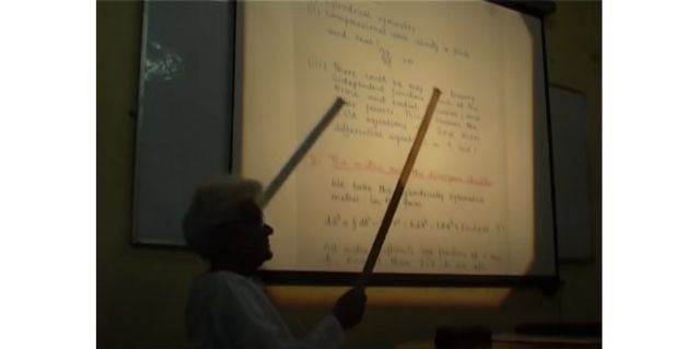 प्रोफसर रायचौधरी एक लेक्चर के दौरान. (विज्ञान प्रसार) प्रोफसर रायचौधरी एक लेक्चर के दौरान. (विज्ञान प्रसार)