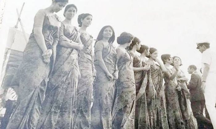 तस्वीर 1971 की है. एयर इंडिया का क्रू पहले जंबो जेट के आने का इंतज़ार कर रहा है. (तस्वीर: Joyce Mitchal, पूर्व एयर इंडिया होस्टेस) तस्वीर 1971 की है. एयर इंडिया का क्रू पहले जंबो जेट के आने का इंतज़ार कर रहा है. (तस्वीर: Joyce Mitchal, पूर्व एयर इंडिया होस्टेस)