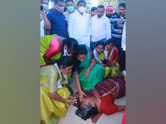 महिला की मदद करतीं कविता. (तस्वीर : वीडियो स्क्रीनशॉट) K Kavita Video Shot