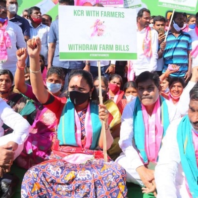 हाल में चल रहे किसान प्रोटेस्ट्स में किसानों के समर्थन में धरने पर बैठीं कविता. (तस्वीर: फेसबुक/Kalvakuntla Kavitha Official) K Kavitha Fb