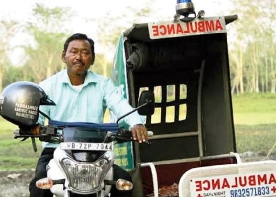 अब तक लगभग 5000 से ज़्यादा लोगों की मदद कर चुके हैं. फोटो - फेसबुक Karimul