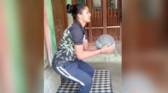 प्रैक्टिस करती खुशबू. Khushboo Practicing