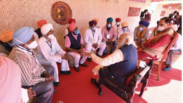 कच्छ में किसानों से मुलाकात करते पीएम. (फोटो- गोपी मनियार) Kutch