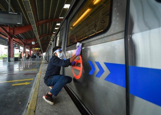 जानिए नये CBTC सिग्नल सिस्टम में क्या खास है. (फ़ोटो: PTI) Metro Pti 700 3