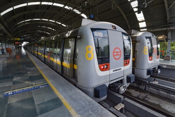 मेट्रो ऑपरेशन को ड्राइवर के रोल के हिसाब से अलग-अलग ग्रेड में बांटा गया है. (फ़ोटो: PTI) Metro Pti 700