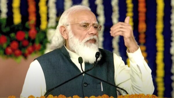 कच्छ में शिलान्यास के कार्यक्रम को संबोधित करते पीएम मोदी. (फोटो- वीडियो स्क्रीनशॉट) Modi At Kutch
