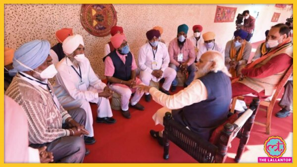 पीएम मोदी ने अपने दौरे पर किसानों से उनके मसलों पर बातचीत की है. (तस्वीर: आजतक) Narendra Modi Kutch Farmers