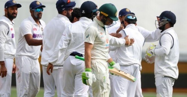 टिम पेन के विकेट का जश्न मनाती टीम इंडिया. फोटो: AP Paine Team India