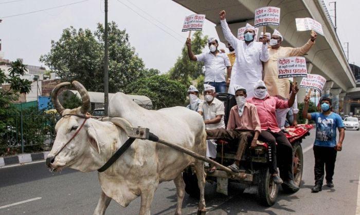 ये तस्वीर भी इसी साल 01 जुलाई, 2020 की है. तस्वीर में दिल्ली में AAP कार्यकर्ता पेट्रोल और डीज़ल के बढ़ते हुए दामों के चलते केंद्र के ख़िलाफ़ प्रदर्शन कर रहे हैं. (PTI) ये तस्वीर भी इसी साल 01 जुलाई, 2020 की है. तस्वीर में दिल्ली में AAP कार्यकर्ता पेट्रोल और डीज़ल के बढ़ते हुए दामों के चलते केंद्र के ख़िलाफ़ प्रदर्शन कर रहे हैं. (PTI)