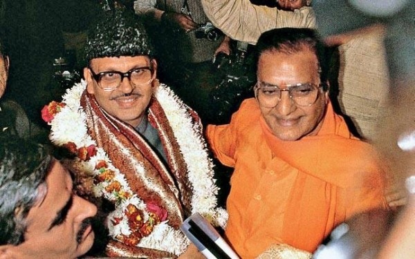 पूर्व प्रधानमंत्री वीपी सिंह (बाएं) भी चारों सदनों के सदस्य रहे हैं पूर्व प्रधानमंत्री वीपी सिंह (बाएं) भी चारों सदनों के सदस्य रहे हैं