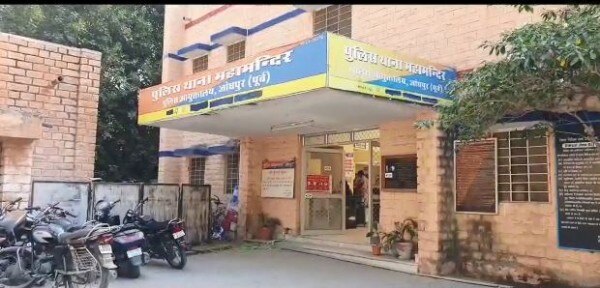 वो थाना जहां मामला दर्ज हुआ. (तस्वीर: अशोक शर्मा/आज तक) Ps Mahamandir