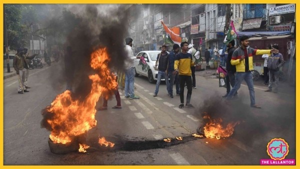 स्टूडेंट्स यूनियन से सड़कों पर आगजनी की जिससे ट्रैफिक कुछ देर प्रभावित रहा. (फोटो-पीटीआई) Sale(604)