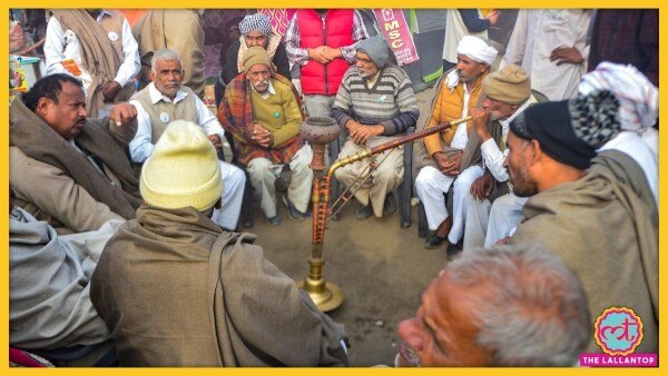 पूरे देश में बंद पर चर्चा करने के लिए सिंघु बॉर्डर पर किसान हुक्के के आसपास जमा हुए. (फोटो-पीटीआई) Sale(607)