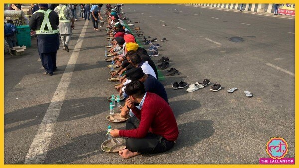 भारत बंद के बीच दिल्ली बॉर्डर पर मौजूद प्रदर्शनकारियों ने हाईवे पर ही लंच किया. (फोटो-एपी) Sale(608)