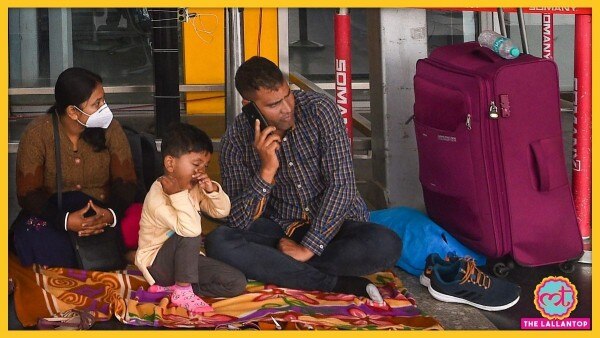 कोलकाता के सुभाषचंद्र बोस एयरपोर्ट पर घर जाने के साधन का इंतजार करता परिवार. (फोटो- पीटीआई) Sale(611)