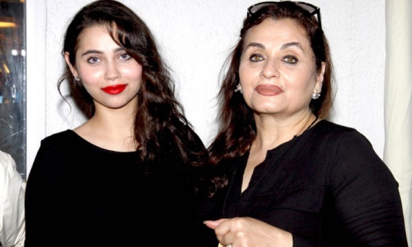 जारा खान (बाएं) अपनी मां सलमा आग़ा के साथ. (तस्वीर: ट्विटर) Salma With Daughter