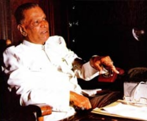 महाराष्ट्र के नेता शंकरराव चव्हाण के सियासी सफर की शुरूआत विधान परिषद से हुई थी. महाराष्ट्र के नेता शंकरराव चव्हाण के सियासी सफर की शुरूआत विधान परिषद से हुई थी.