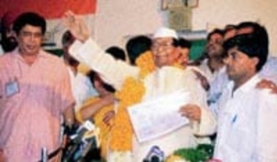 जून 1997 के कांग्रेस अध्यक्ष के चुनाव में सीताराम केसरी ने शरद पवार और राजेश पायलट को हराया था. जून 1997 के कांग्रेस अध्यक्ष के चुनाव में सीताराम केसरी ने शरद पवार और राजेश पायलट को हराया था.