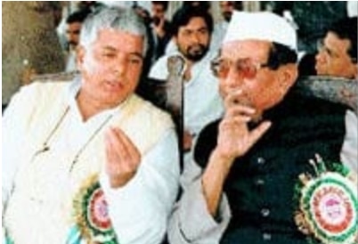 केसरी के लालू को समर्थन देने से नाराज बिहार के कांग्रेसियों के सम्मेलन में भी ममता बनर्जी ने शिरकत की थी. केसरी के लालू को समर्थन देने से नाराज बिहार के कांग्रेसियों के सम्मेलन में भी ममता बनर्जी ने शिरकत की थी.