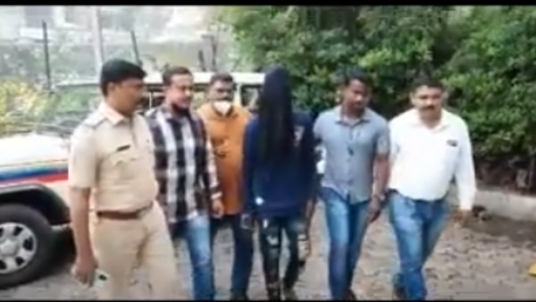 पुलिस की गिरफ्त में आरोपी. (फोटो- शिवशंकर तिवारी) Serial Molester