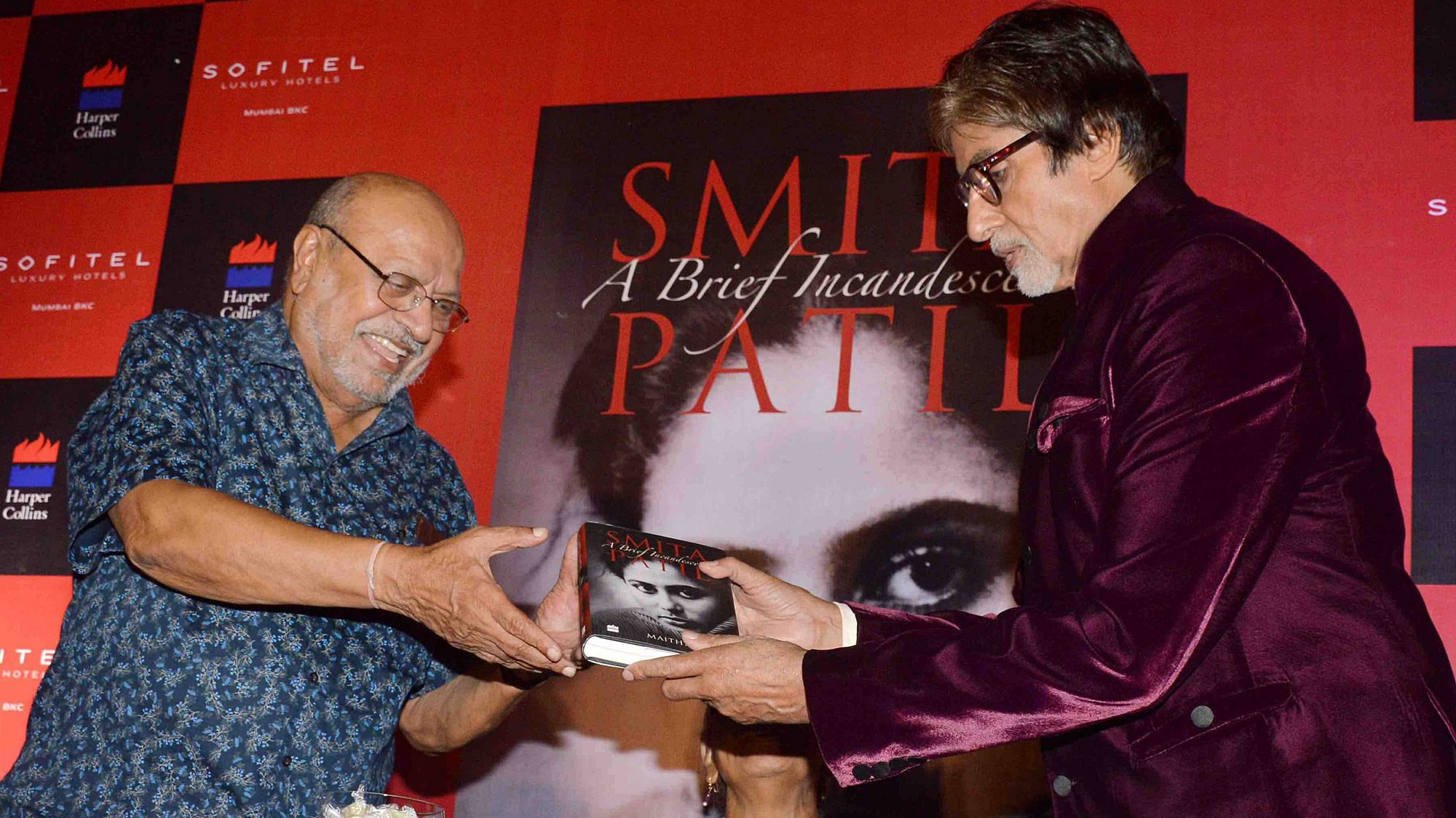 Smita Patil A Brief Incandescence के लॉन्च के मौके पर श्याम बेनेगल के साथ अमिताभ बच्चन. Smita Patil A Brief Incandescence के लॉन्च के मौके पर श्याम बेनेगल के साथ अमिताभ बच्चन.
