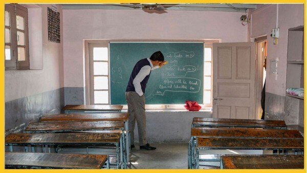 मुफ्त में ट्यूशन पढ़ाने वाले टीचर ने स्टूडेंट्स को इंजेक्शन लगाने शुरू कर दिए. बच्चों के घरवालों को पता चला तो उन्होंने ट्यूटर को पकड़कर पीटा और पुलिस को सौंप दिया. सांकेतिक तस्वीर (PTI) खाली क्लास में टीचर की सांकेतिक तस्वीर (PTI)