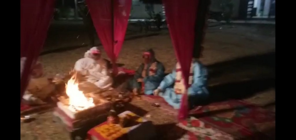 पंडितजी ने भी PPE किट पहनकर की मंत्र पढ़े. (फोटो - शरत कुमार/आजतक) Thumbnail Image1