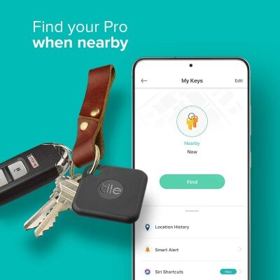 इस पिक्चर में चाभी के गुच्छे में टाइल प्रो लटका हुआ है. Tile Pro 1