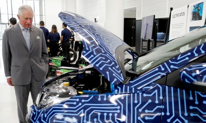 रिटेन के राजकुमार चार्ल्स, National Automotive Innovation Centre (NAIC) का उद्घाटन करने के दौरान भविष्य की कुछ गाड़ियों को देखते हुए. आप इन गाड़ियों का इंतज़ार कर रहे हैं, ये 5G का कर रही हैं. (तस्वीर: PTI) रिटेन के राजकुमार चार्ल्स, National Automotive Innovation Centre (NAIC) का उद्घाटन करने के दौरान भविष्य की कुछ गाड़ियों को देखते हुए. आप इन गाड़ियों का इंतज़ार कर रहे हैं, ये 5G का कर रही हैं. (तस्वीर: PTI)
