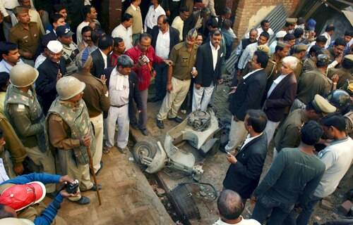 बनारस की कचहरी में भी ब्लास्ट हुआ था, जिसका आरोपी तारिक और ख़ालिद को बनाया गया था. India Blasts