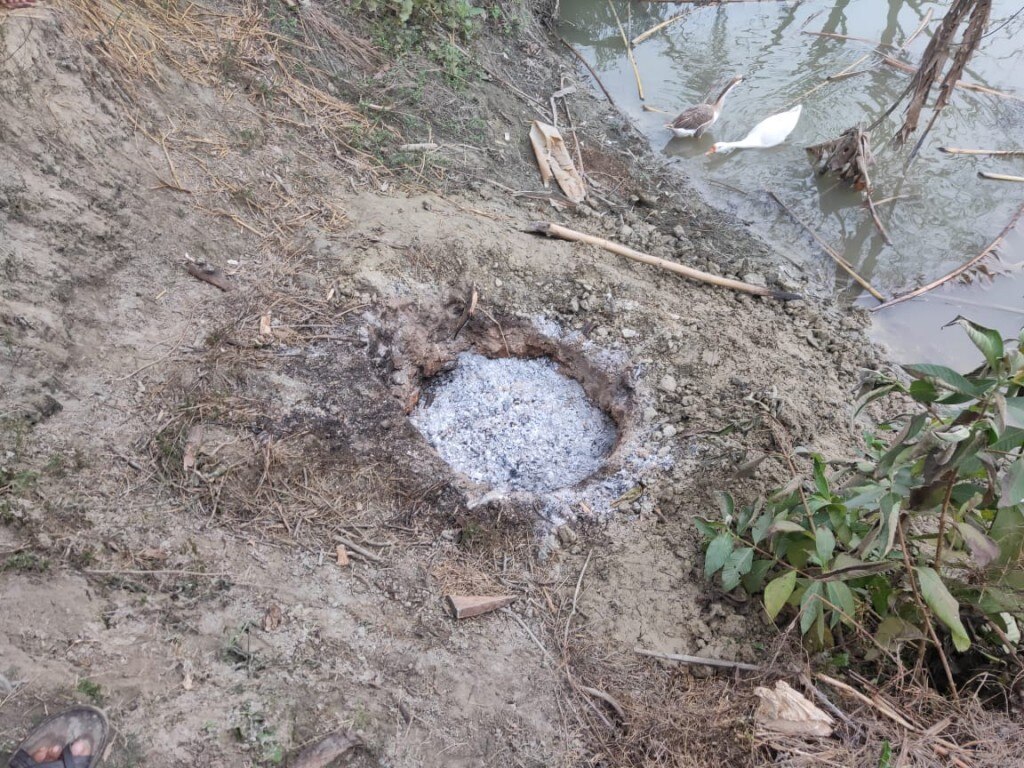 पुलिस ने जब छानबीन की तो मुकेश के घर के दरवाज़े के पास सुप्रिया की गाड़ी हुई अस्थियां मिली. Dowry