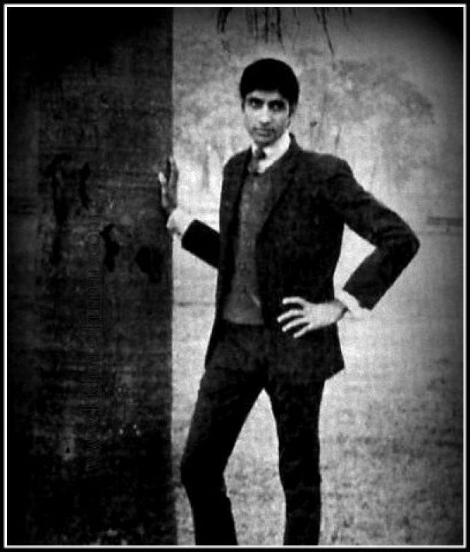 जो तस्वीर नीना ने टिनू को दी थी, उसमें अमिताभ विक्टोरिया मेमोरियल के सामने खड़े नज़र आ रहे थे. उस तस्वीर की डेस्क्रिप्शन के सबसे करीब हमें अमिताभ की यही फोटो लगी. जो तस्वीर नीना ने टिनू को दी थी, उसमें अमिताभ विक्टोरिया मेमोरियल के सामने खड़े नज़र आ रहे थे. उस तस्वीर की डेस्क्रिप्शन के सबसे करीब हमें अमिताभ की यही फोटो लगी.