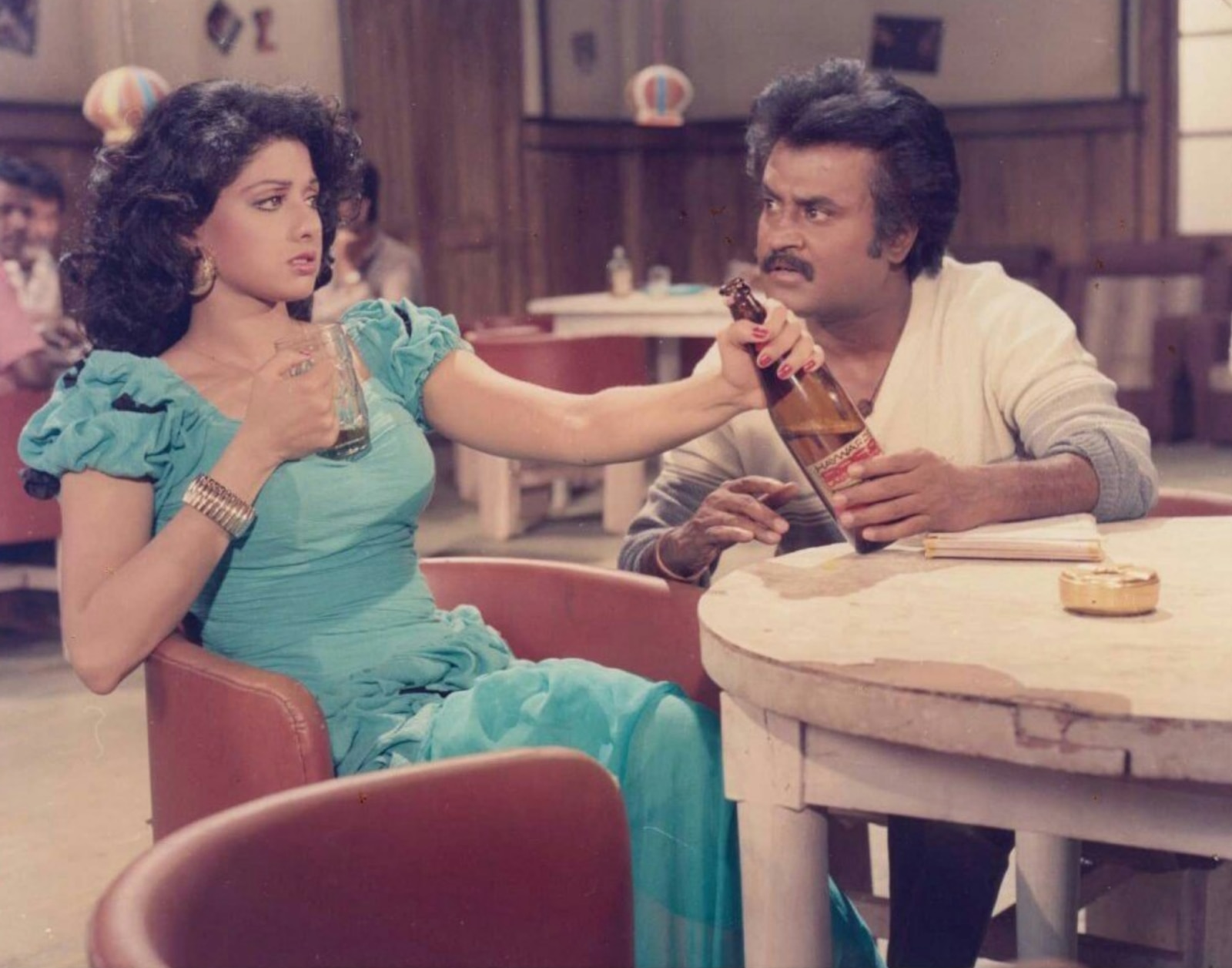 कहा जाता है कि रजनीकांत ने चालबाज़ में श्रीदेवी का फेवर लौटाने के लिए काम किया था. कहा जाता है कि रजनीकांत ने चालबाज़ में श्रीदेवी का फेवर लौटाने के लिए काम किया था.